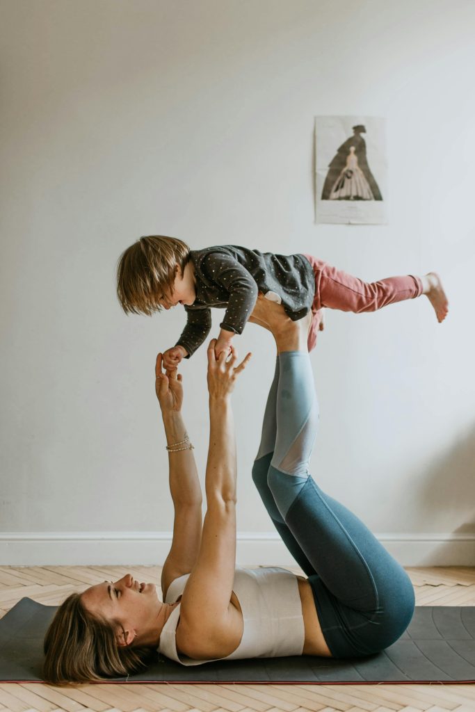 Raika miteinander, Mutter macht Yoga mit dem Kind