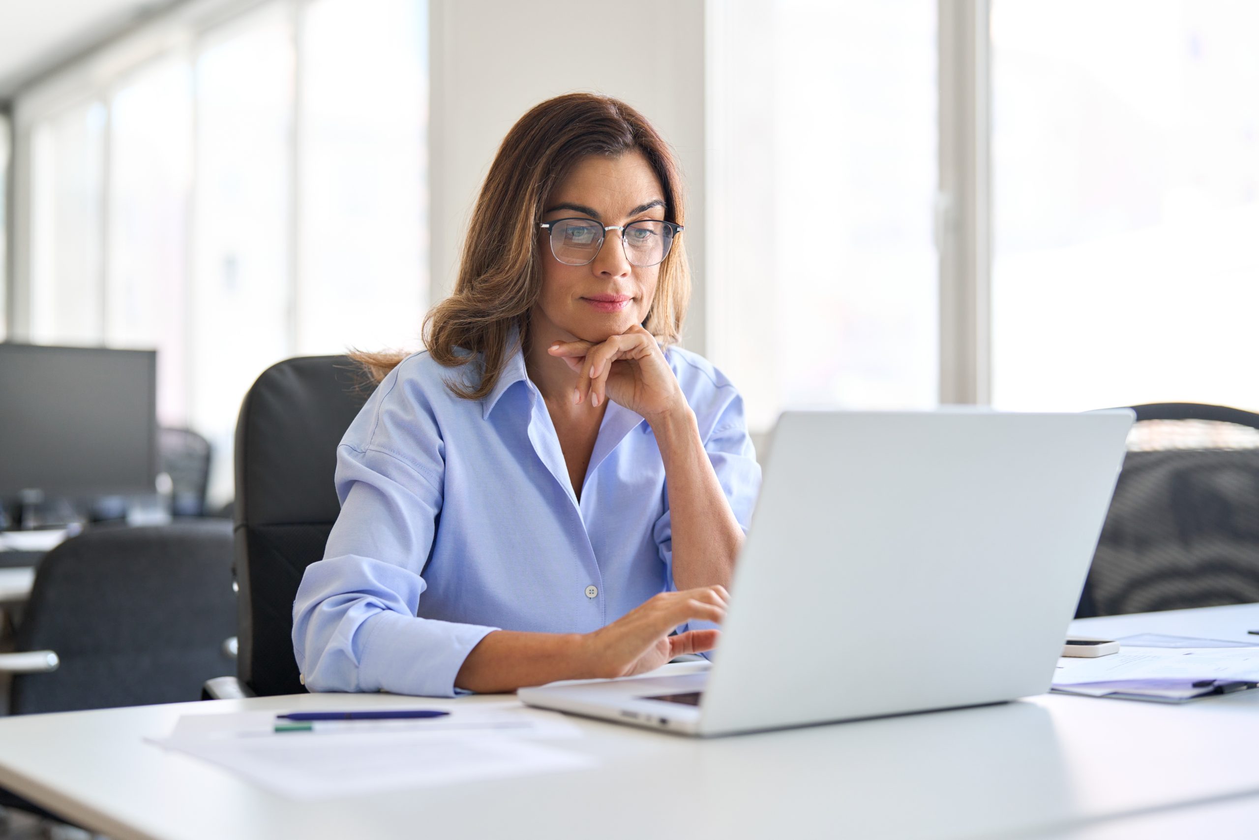 Frau am Arbeiten am Laptop
